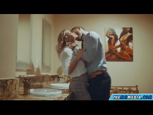 ❤️ Kapag ang isang busty blonde seduces sa isang pampublikong banyo sluts sa porn tl.sexvideogif.ru ☑